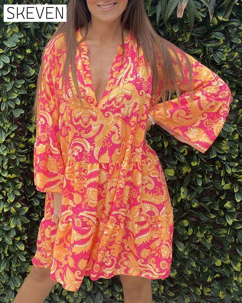 Kleid mit 3/4-Ärmeln und V-Ausschnitt
