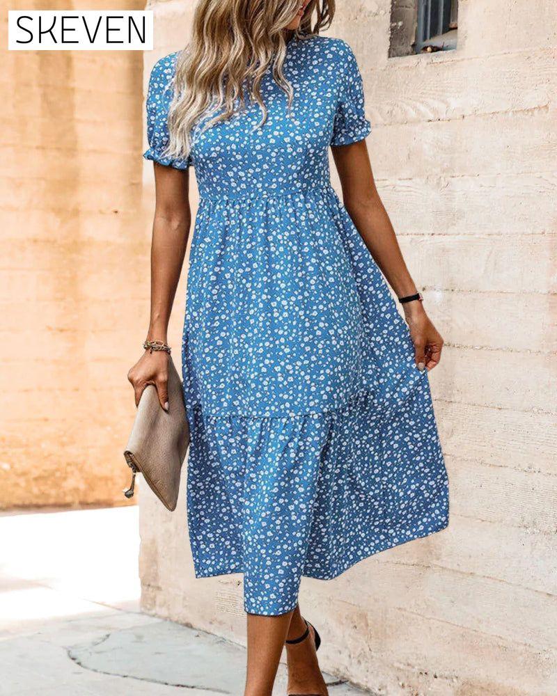 Lässiges blaues Blumenkleid