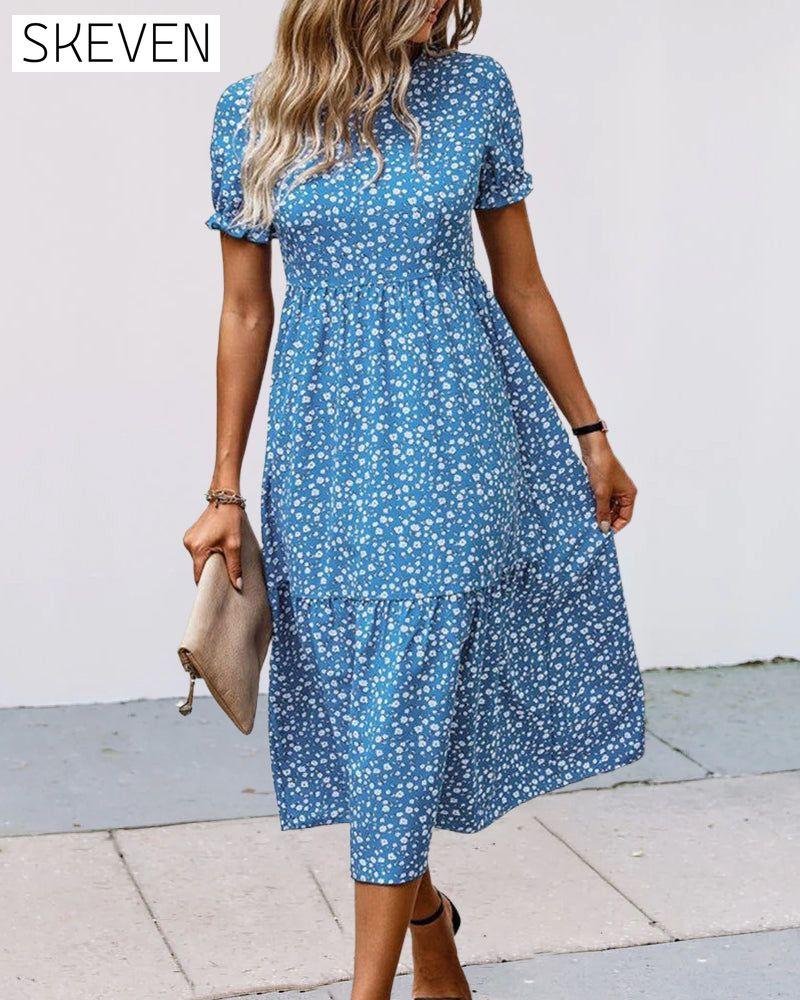 Lässiges blaues Blumenkleid