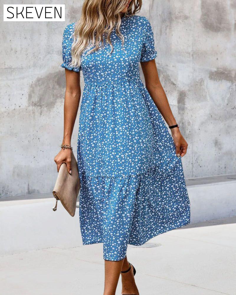 Lässiges blaues Blumenkleid