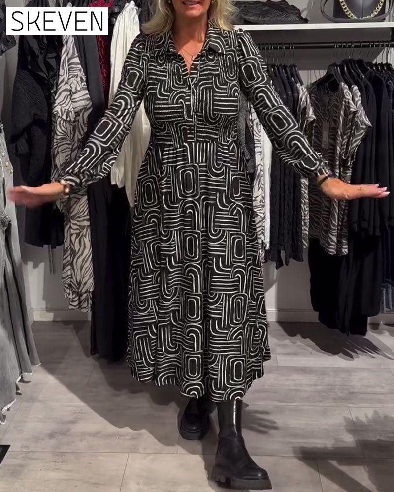 Modisches, bedrucktes Kleid mit Reverskragen