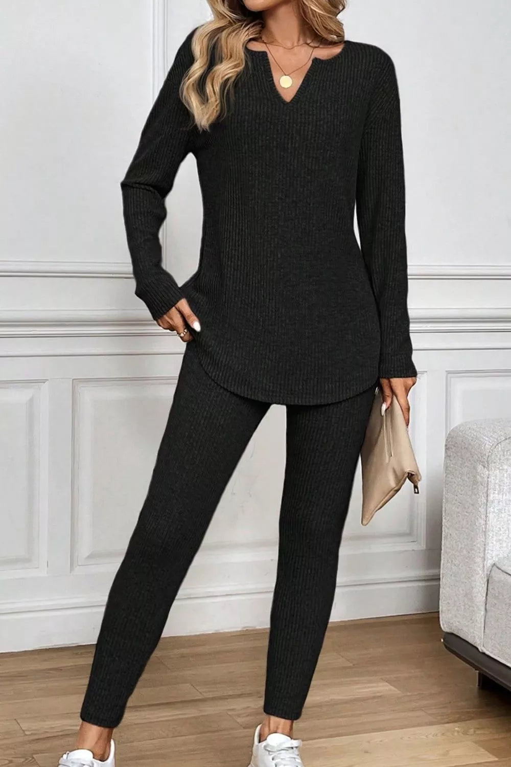 Set aus langärmligem Oberteil und Hose mit V-Ausschnitt