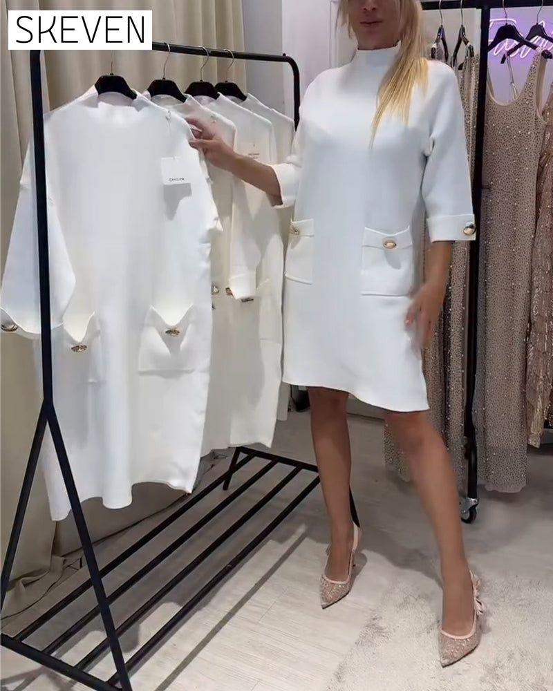 Modisches Kleid mit halben Halsausschnitt und zwei Taschen