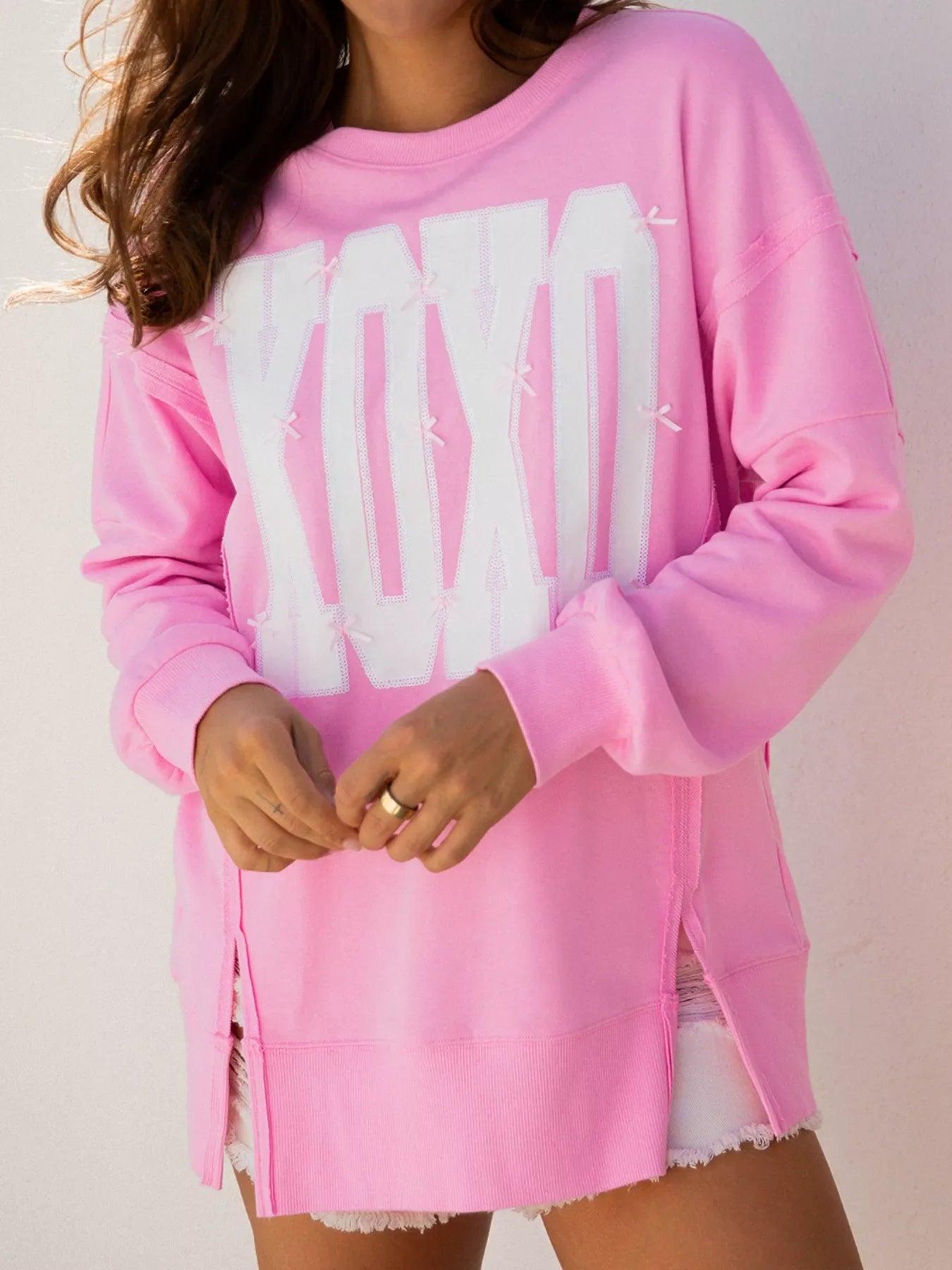 Paillettenbesetztes Sweatshirt mit XOXO-Schriftzug, sichtbaren Nähten und lockerer Passform