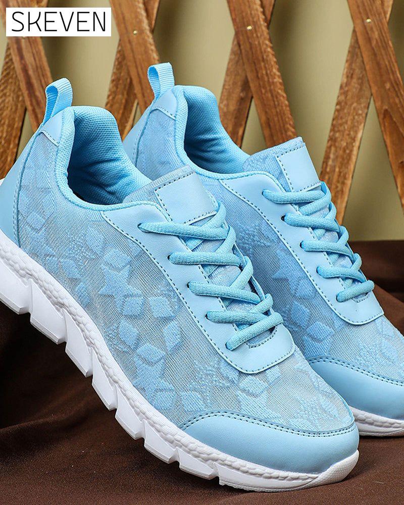 Einfache, einfarbige, atmungsaktive Schnürsneaker