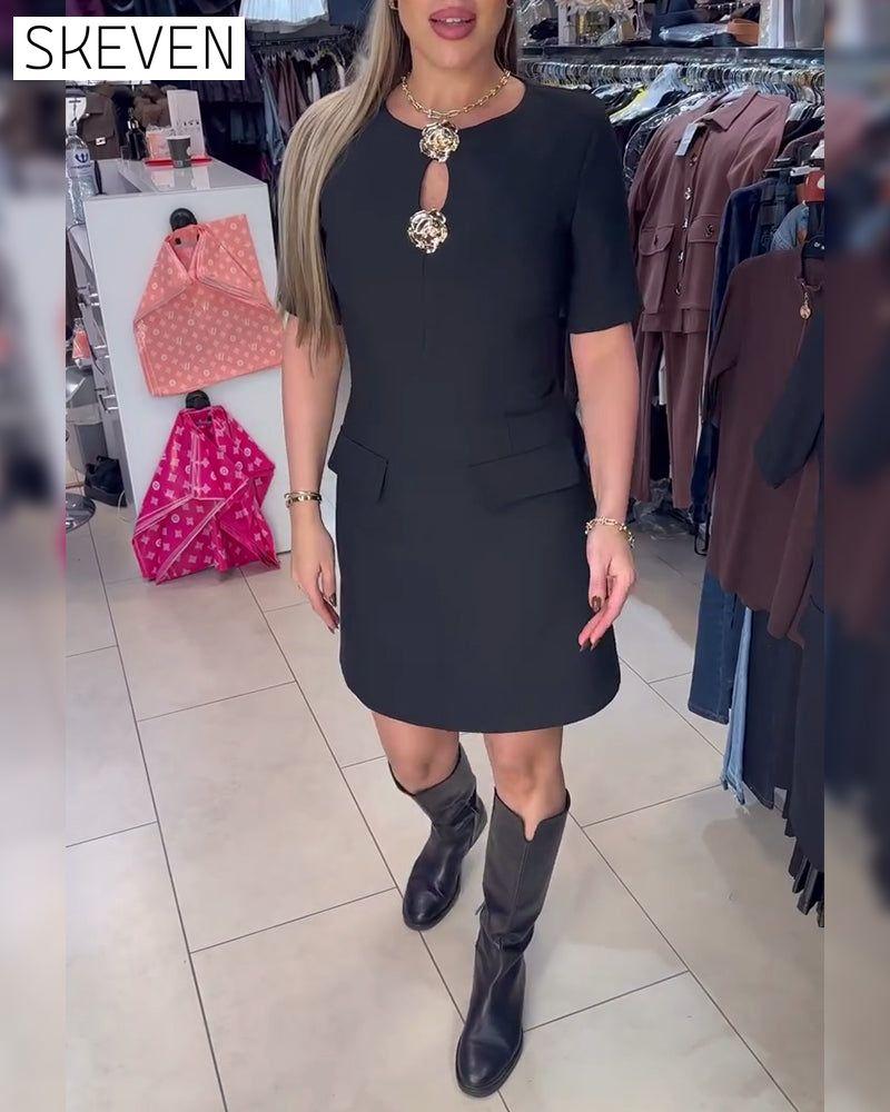 Figurbetontes Kurzarmkleid mit Metallschnalle