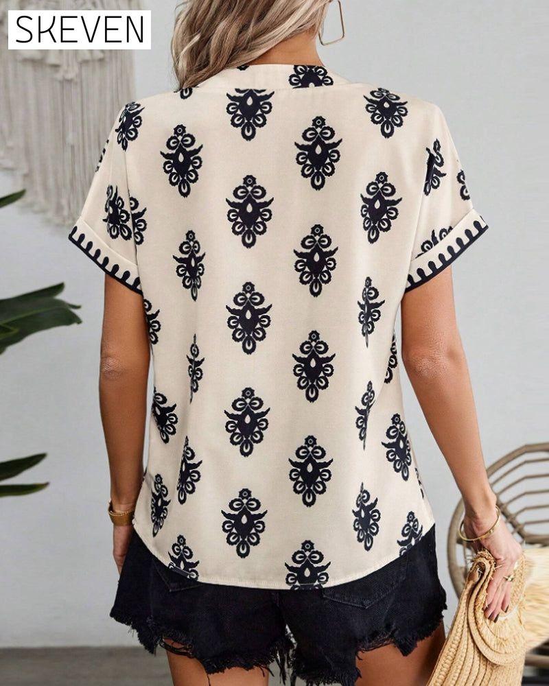 Elegante, kurzärmelige Bluse mit V-Ausschnitt und Print.