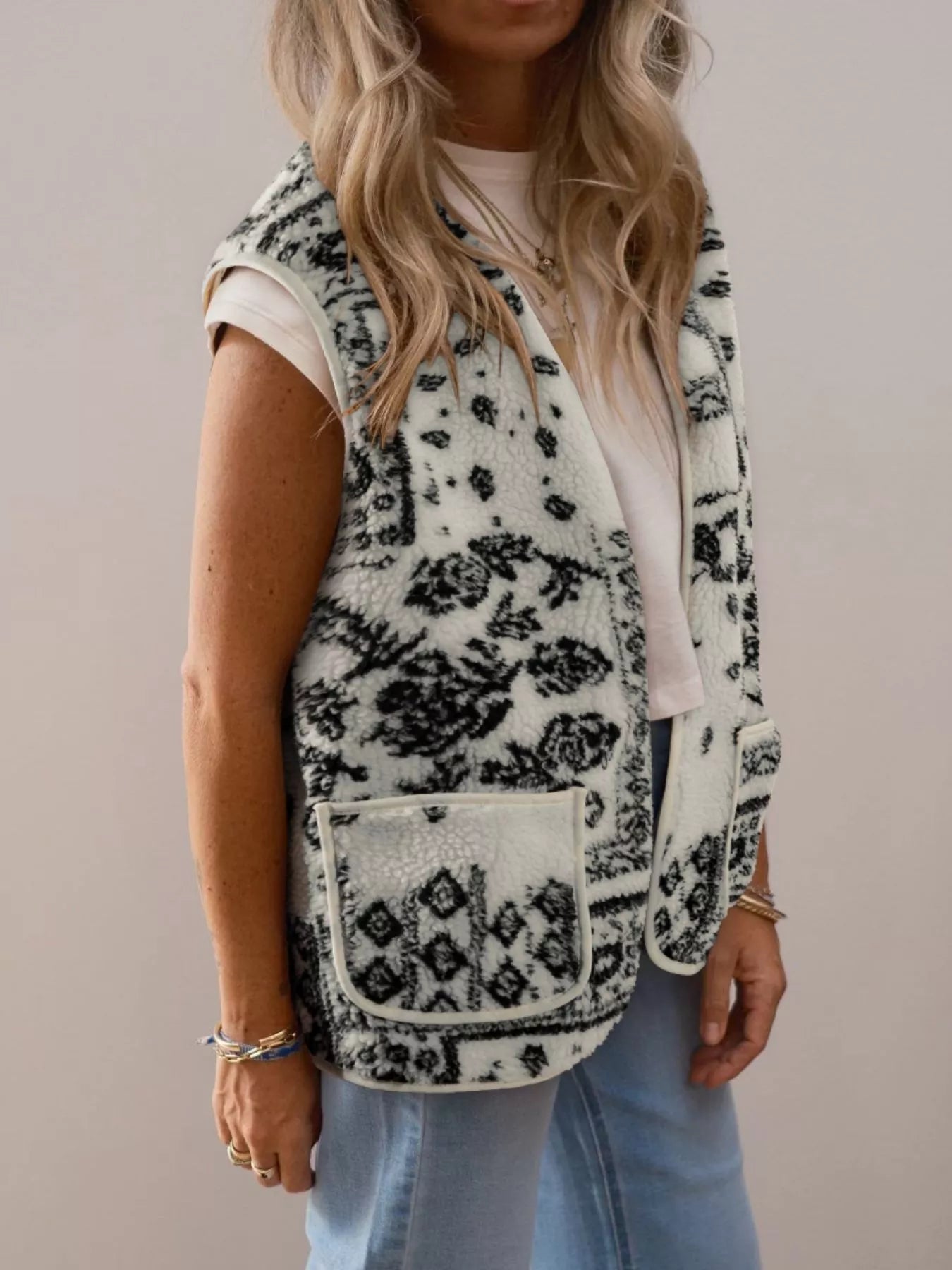 Sherpa-Weste mit Paisley-Print und Taschen im Western-Stil