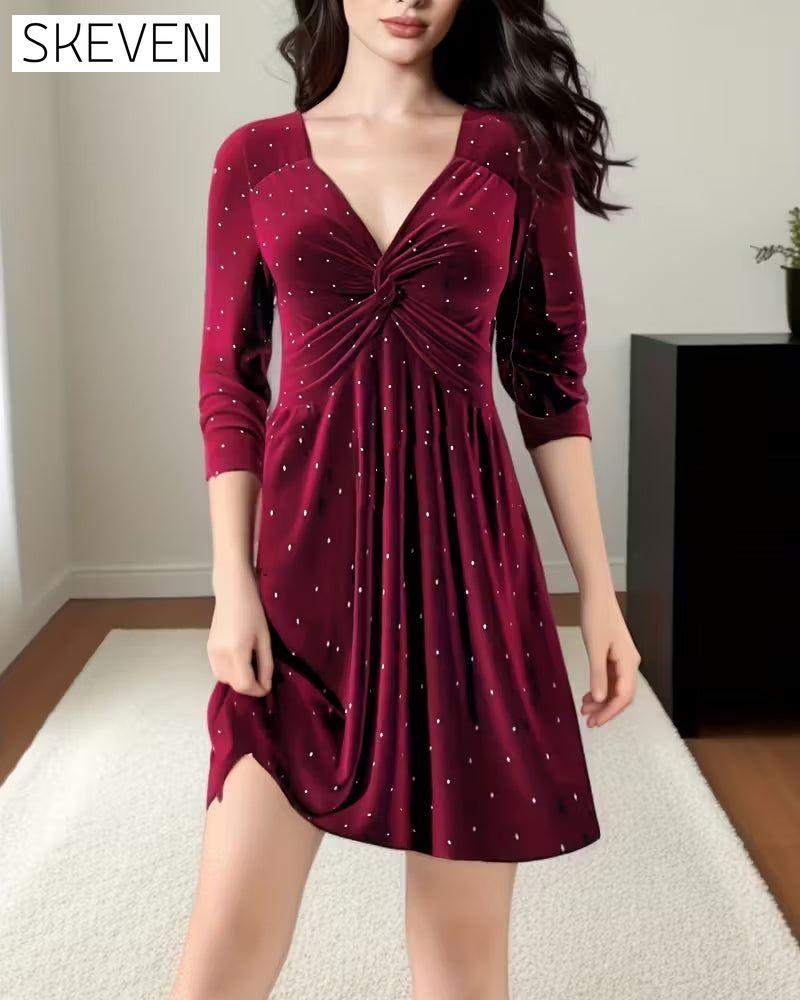 Elegantes Kleid mit Polka-Dots, V-Ausschnitt und Twist-Details