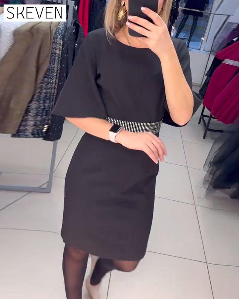Robe à col rond, manches courtes évasées et taille cintrée