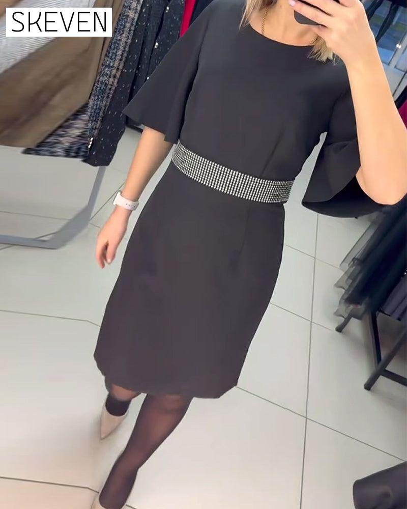 Robe à col rond, manches courtes évasées et taille cintrée