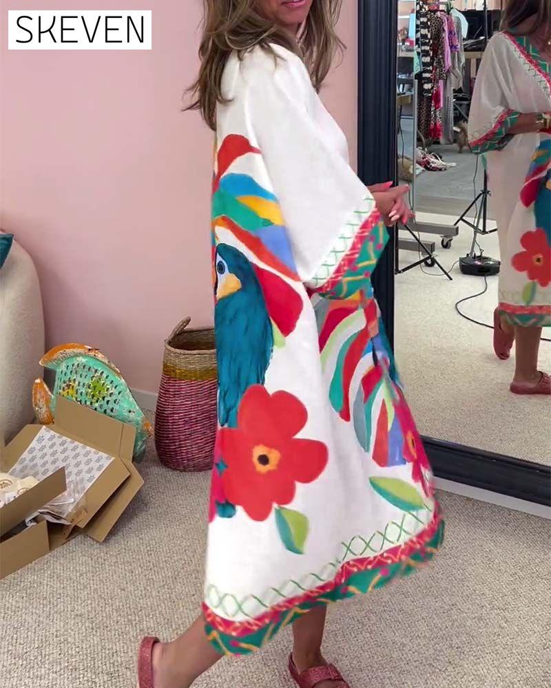 Kleid mit Graffiti-Print und V-Ausschnitt