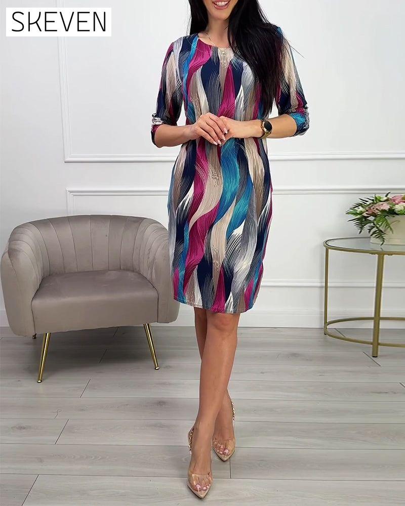 Rundhalsausschnitt, schmal geschnittenes, bedrucktes Kleid