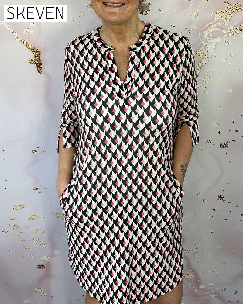 Kleid mit geometrischem Muster und Tasche