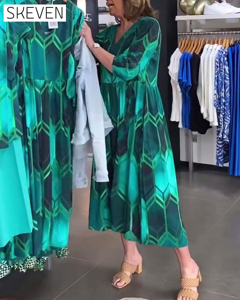 Dreiviertelärmeliges, bedrucktes Kleid mit V-Ausschnitt