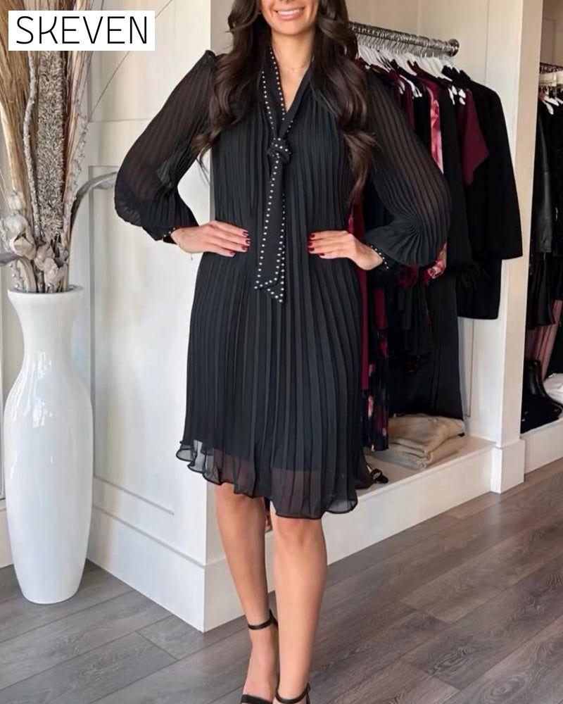 einfarbiges Kleid mit V-Ausschnitt und Schleife