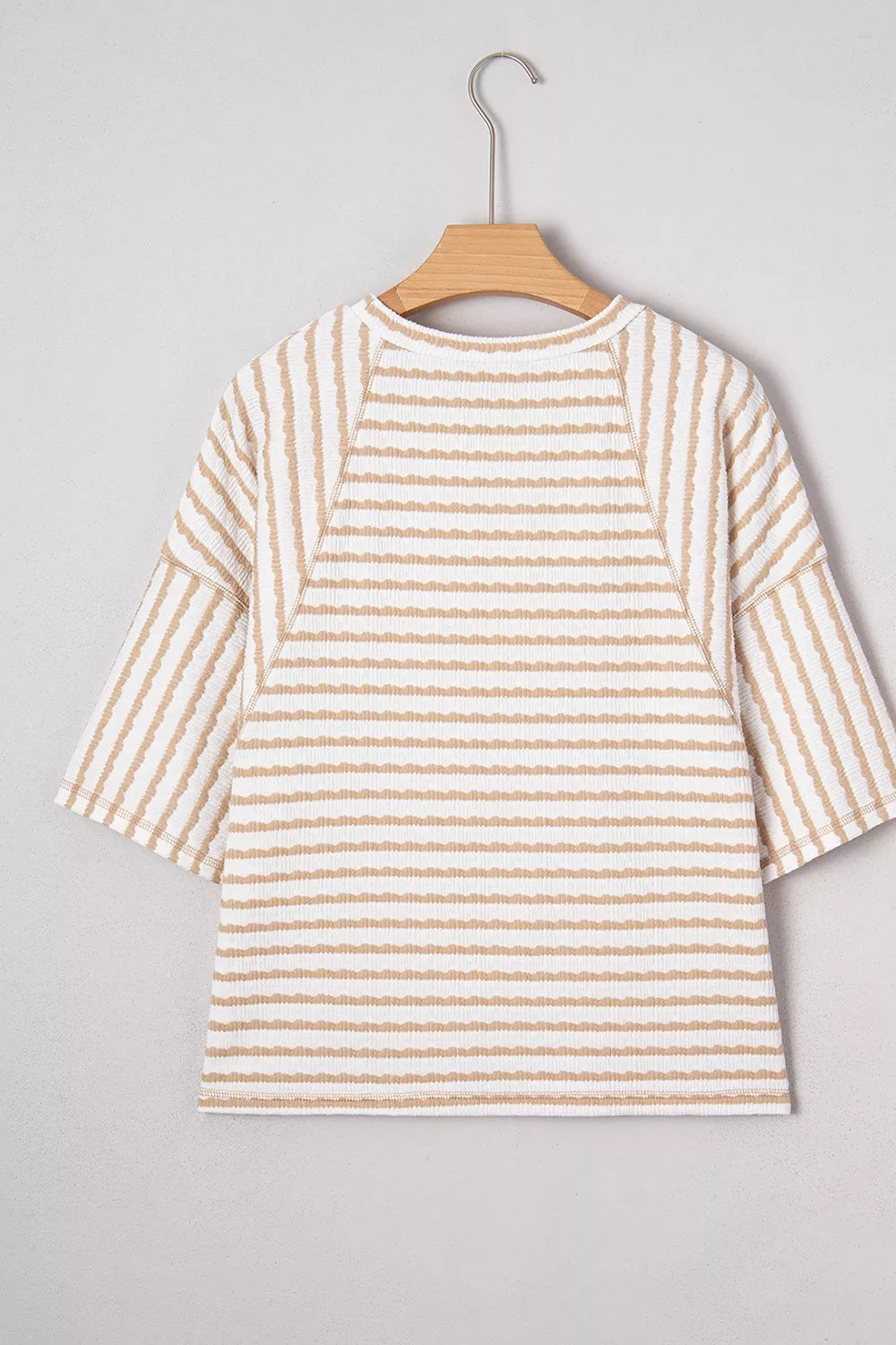 Gestreiftes, strukturiertes Stricktop mit Schlitz am Saum, halben Ärmeln und lockerer Passform