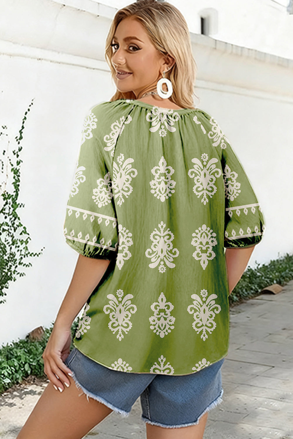 Grünes Boho-Chic-Top mit V-Ausschnitt und floralem Kurzarm