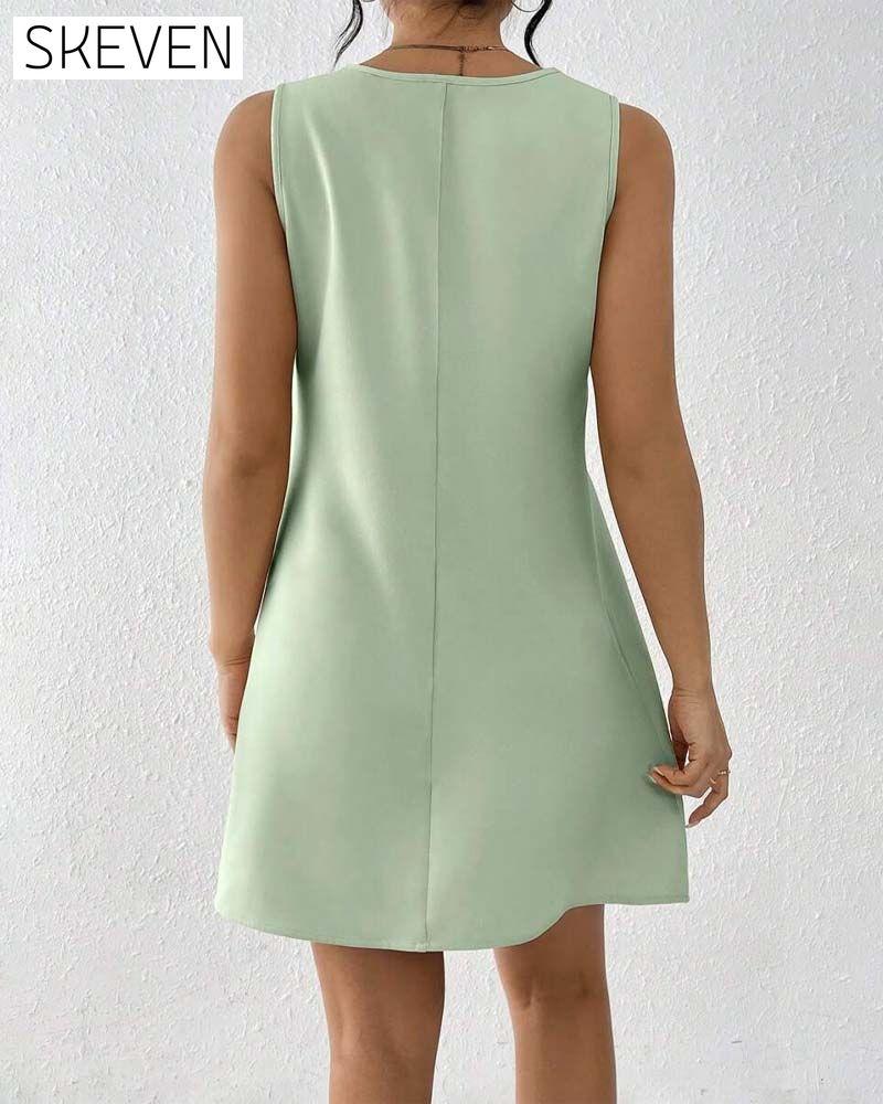 Elegantes ärmelloses Kleid mit schrägem Kragen