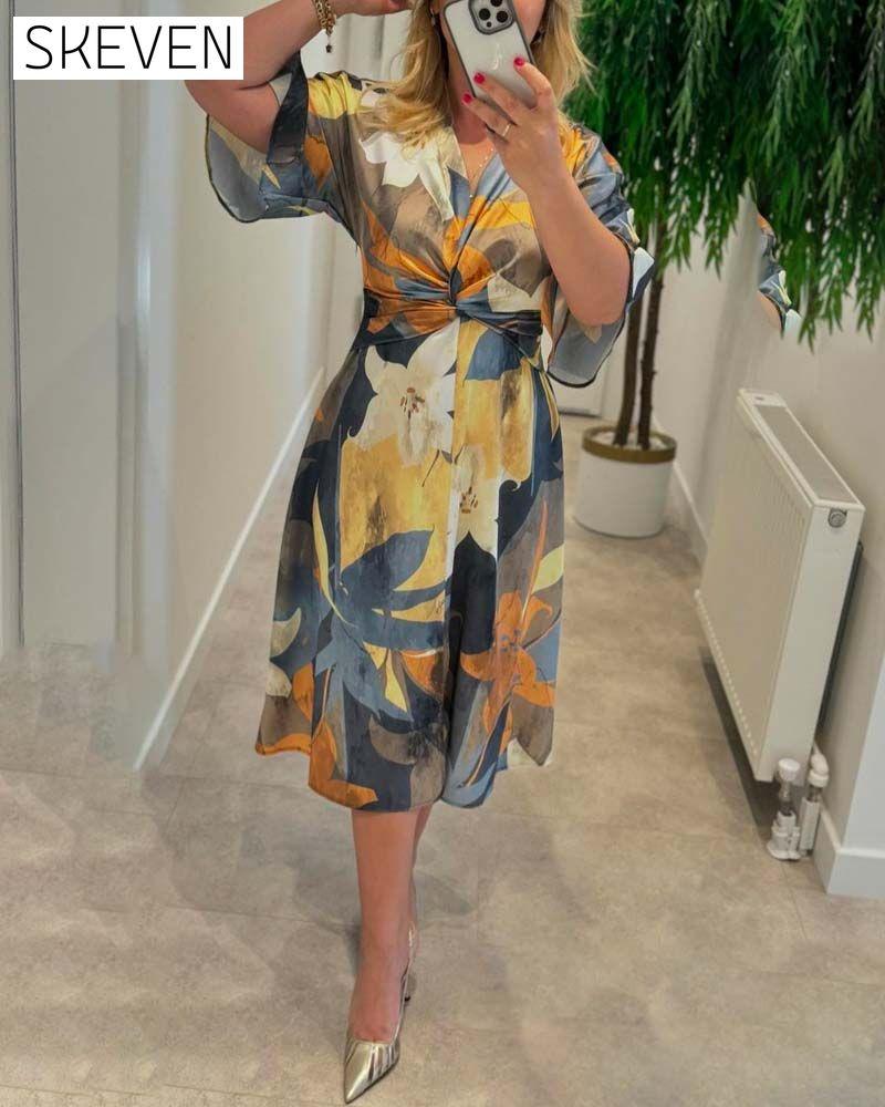Elegantes Kleid mit Blumenmuster und V-Ausschnitt