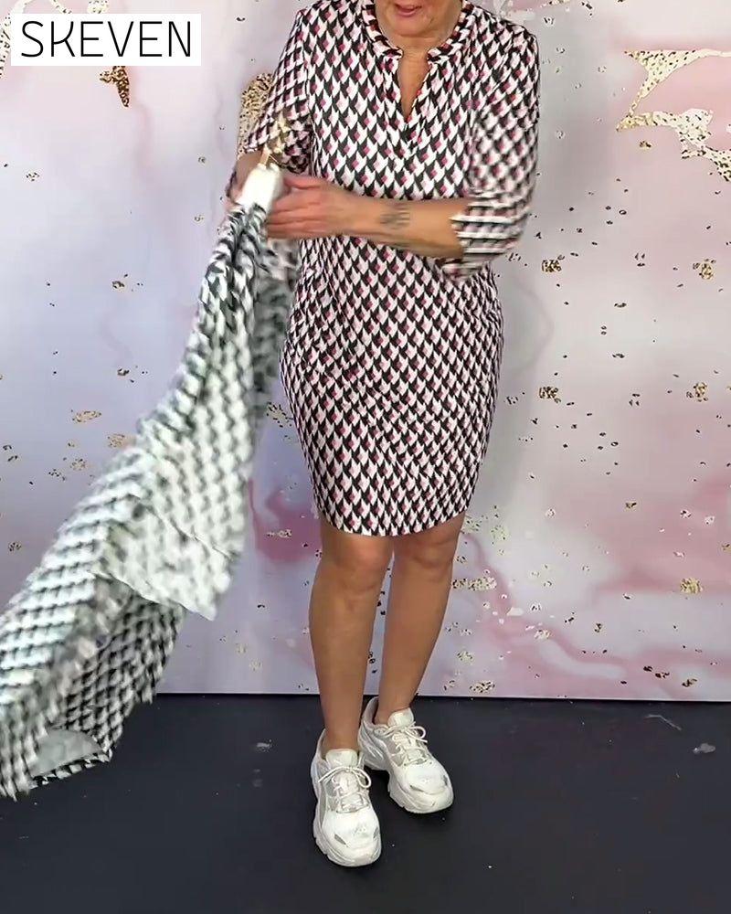 Kleid mit geometrischem Muster und Tasche