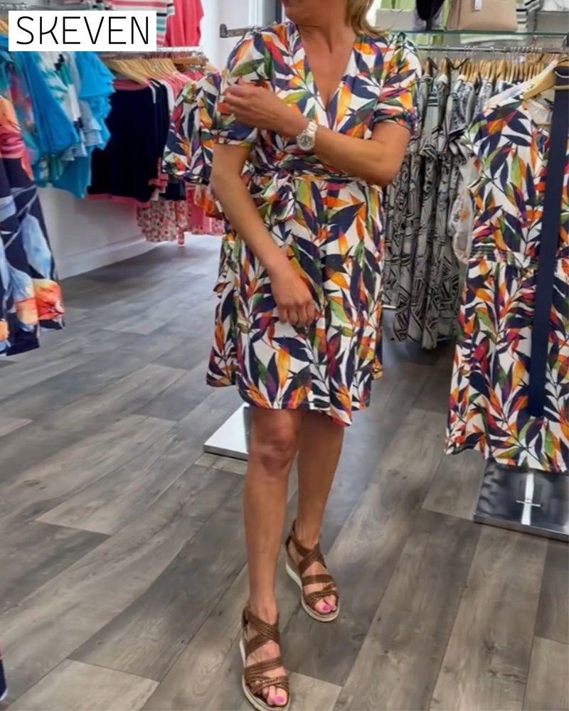 Bedrucktes Kleid mit V-Ausschnitt und kurzen Ärmeln