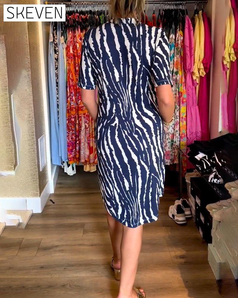 Kleid mit Kontrastprint, Tasche und V-Ausschnitt