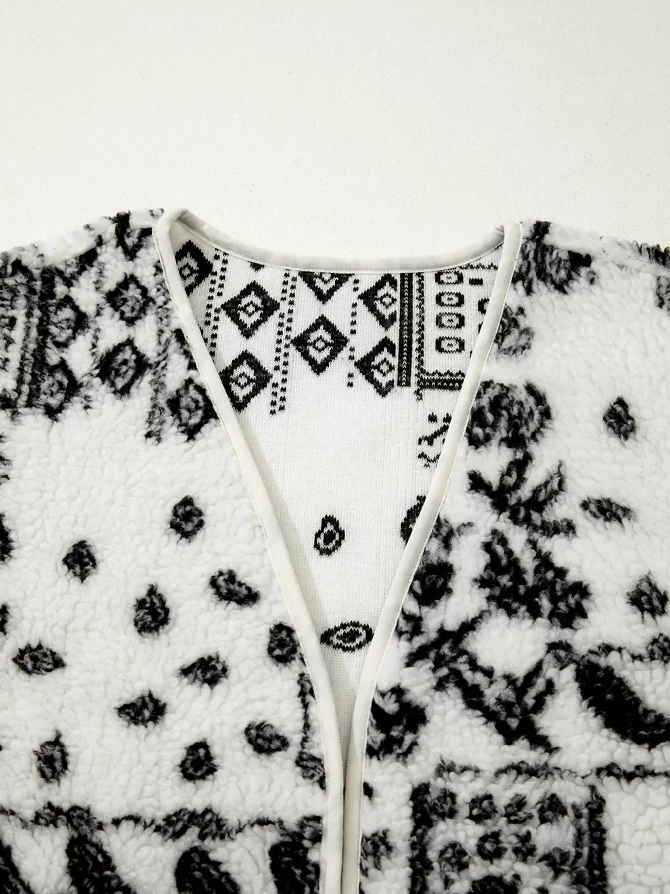 Sherpa-Weste mit Paisley-Print und Taschen im Western-Stil