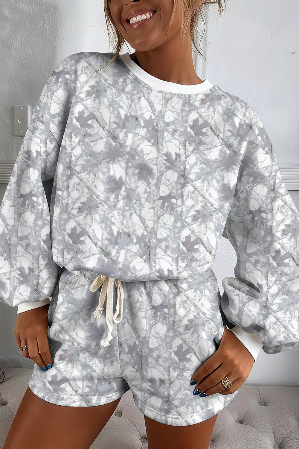 Set aus weitem Pullover mit Kordelzug und Shorts im abstrakten Waldtarnmuster