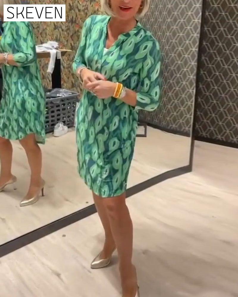 Kleid mit V-Ausschnitt und bedruckten Dreiviertelärmeln