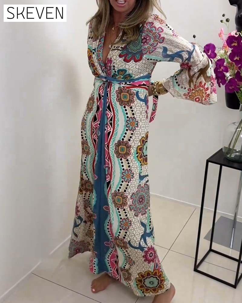 Elegantes Kleid mit farbenfrohem Muster und Glockenärmeln