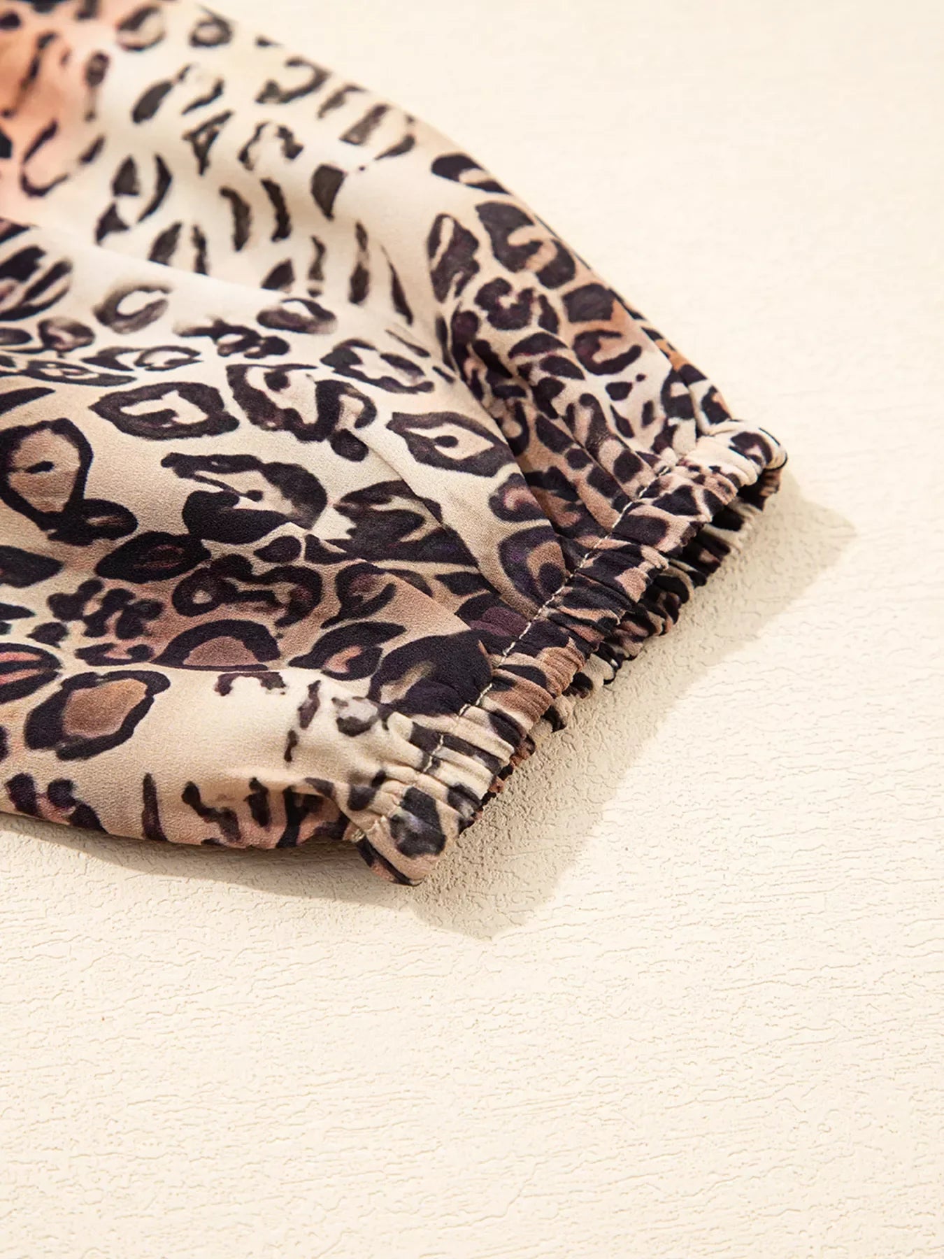 Leopardenmuster, Rüschendetails, lange Ärmel, lockeres Minikleid