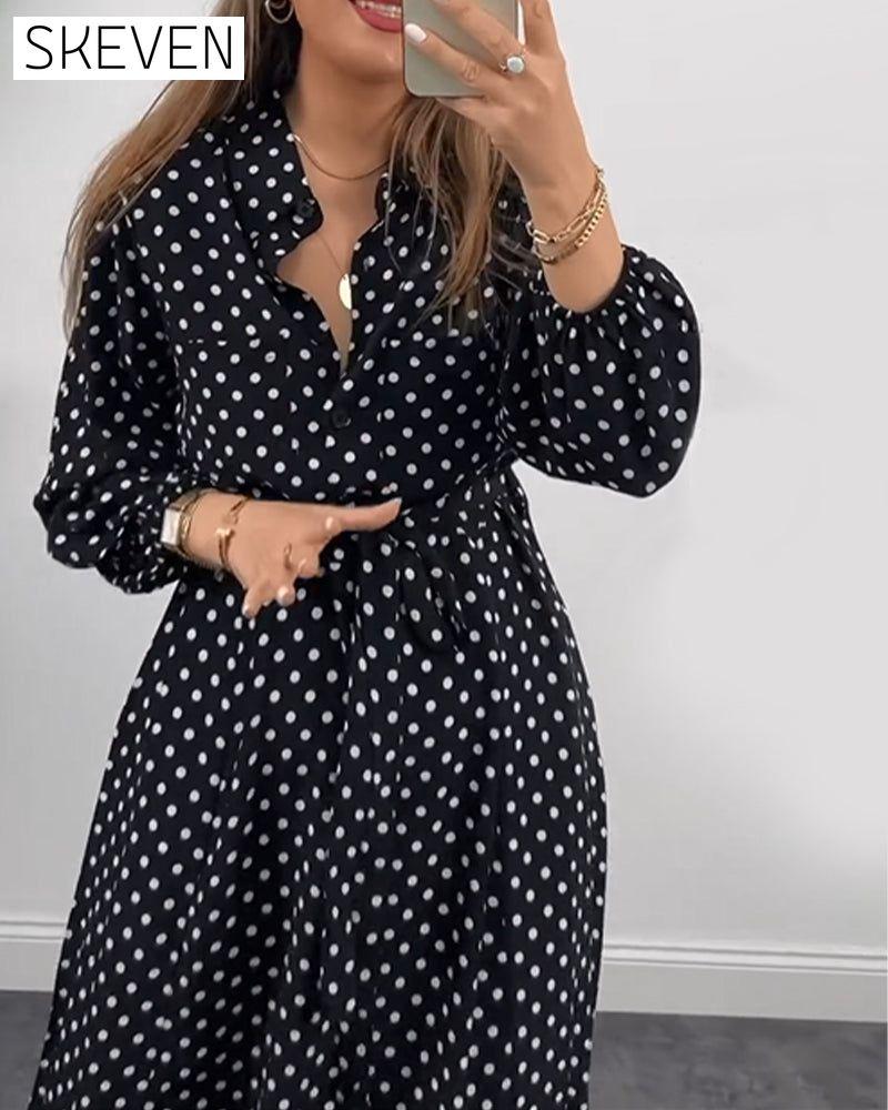 Elegantes Kleid mit gepunktetem Revers