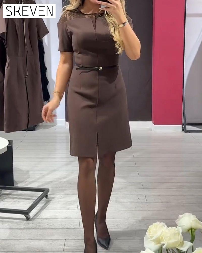 Elegantes, gerades Kleid mit Spitzeneinsatz und Schlitz