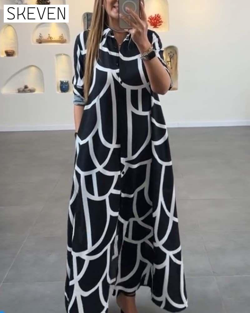 Kleid mit kontrastfarbenem Print am Revers und langem Schlitz