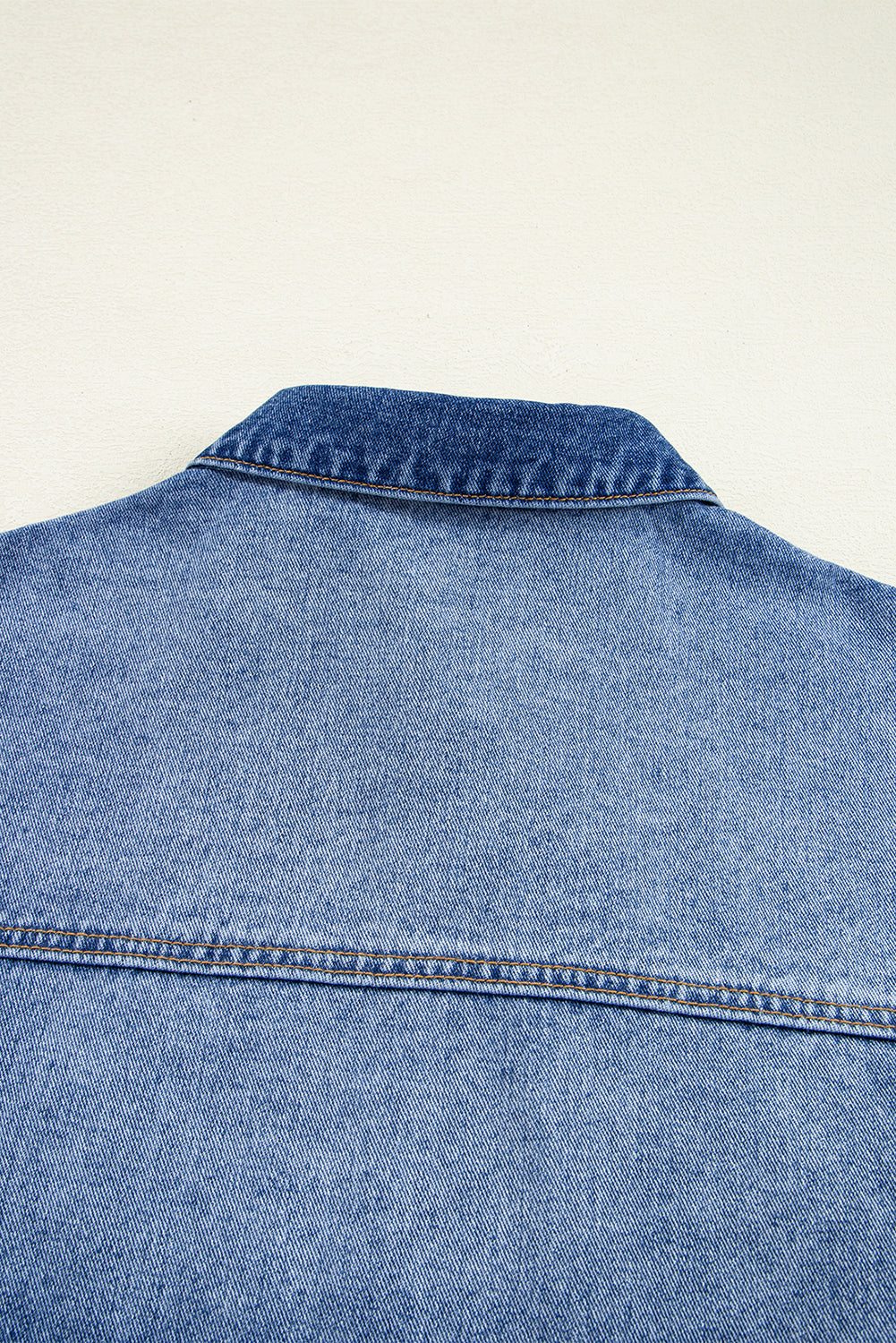 Blue Zone Planet | Pfauenblaue Jeansjacke mit Rüschen und offenem Saum, Kurzarm