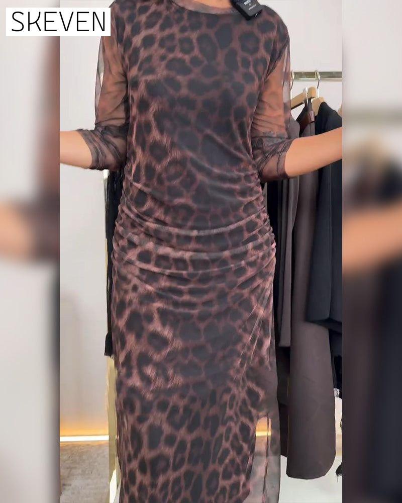 Modisches Kleid mit Leopardenmuster