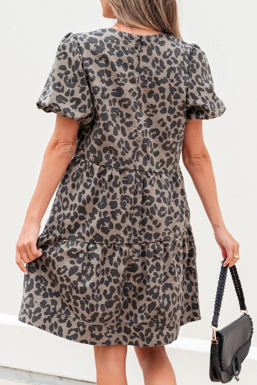 Leoparden-Jeanskleid mit Rundhalsausschnitt und Puffärmeln