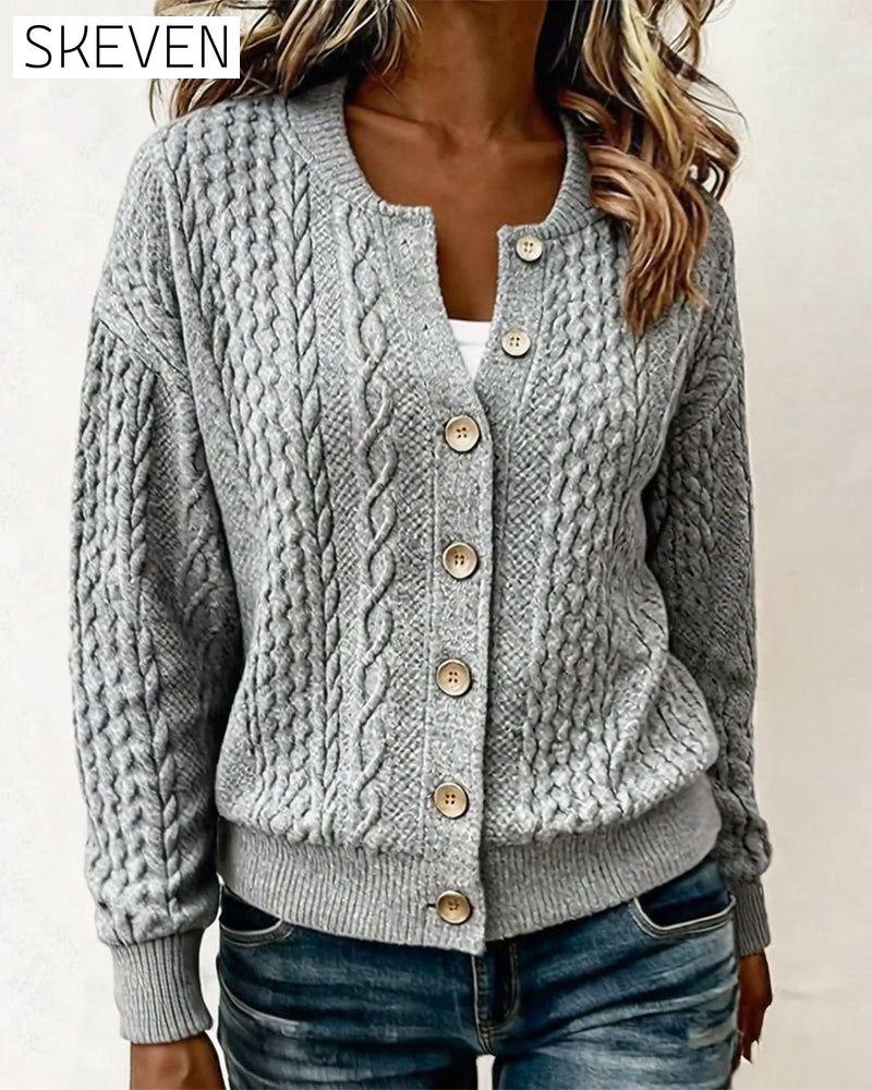 Lässige Zopfstrickjacke mit Knöpfen