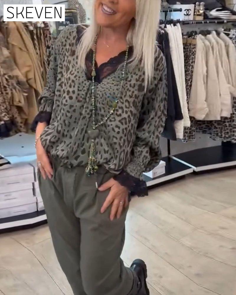 Blouse tendance à imprimé léopard, col V et empiècements en dentelle.