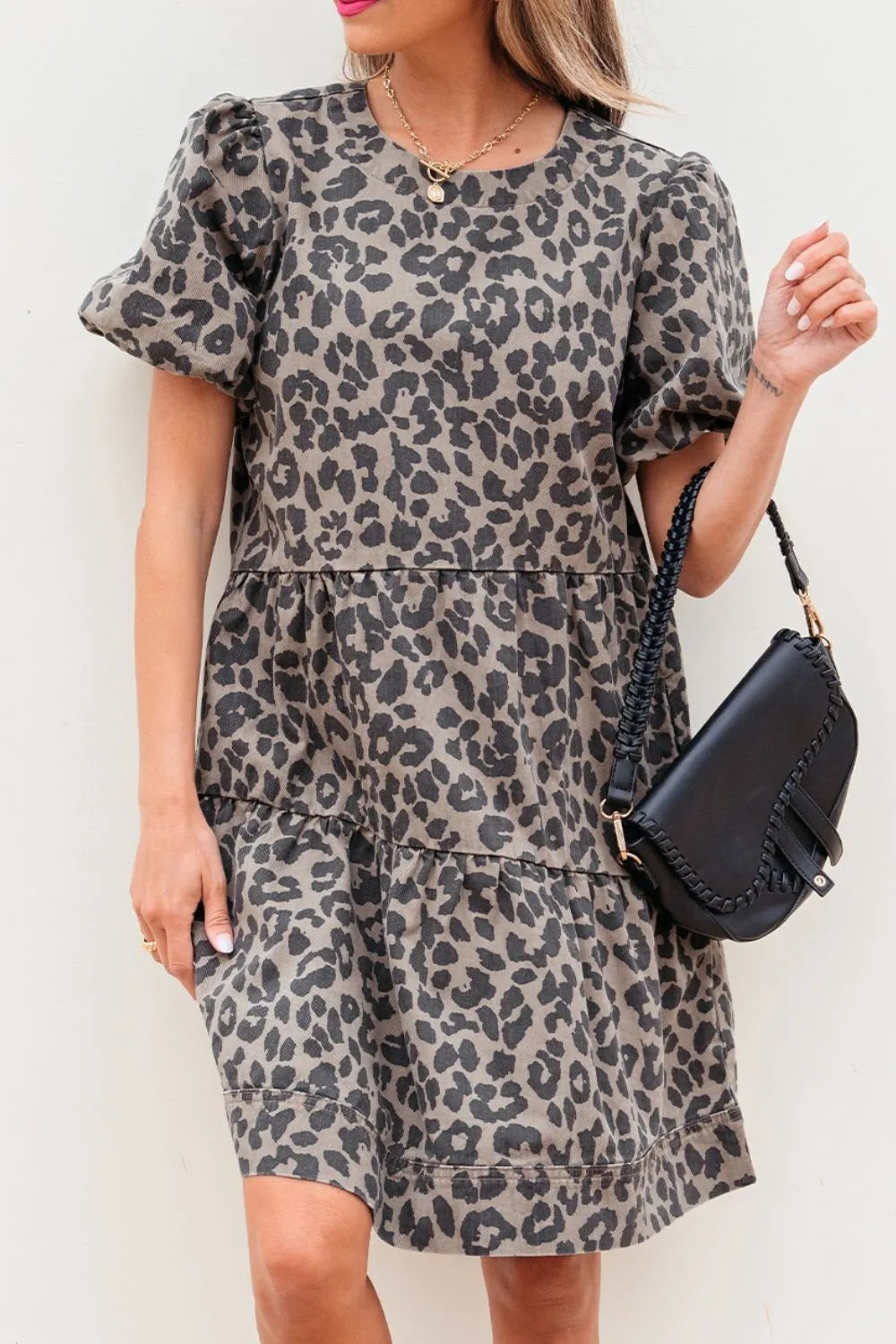 Leoparden-Jeanskleid mit Rundhalsausschnitt und Puffärmeln