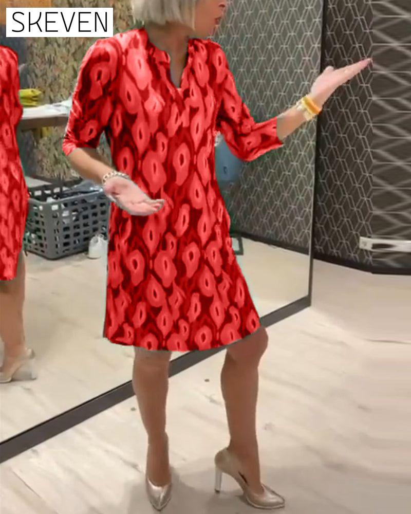 Kleid mit V-Ausschnitt und bedruckten Dreiviertelärmeln