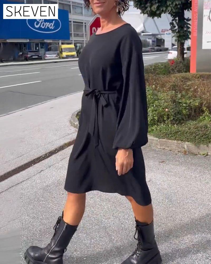 robe unie à col rond et cravate