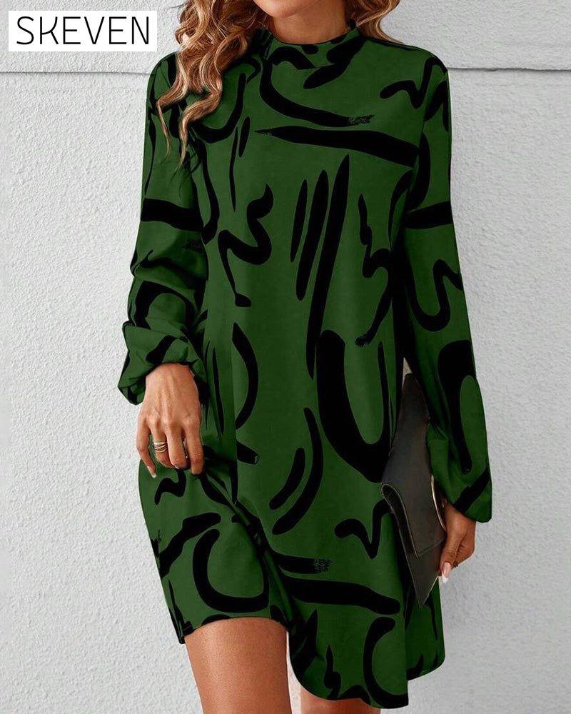 Modisches Kleid mit geometrischem Kontrastdruck