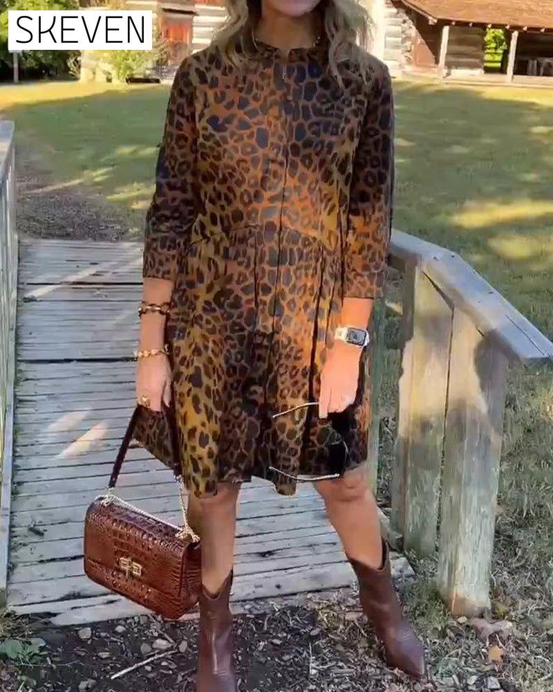 Stilvolles und vielseitiges Kleid mit Leopardenmuster