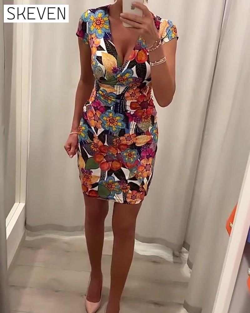 Schlankes, sexy Kleid mit tiefem V-Ausschnitt