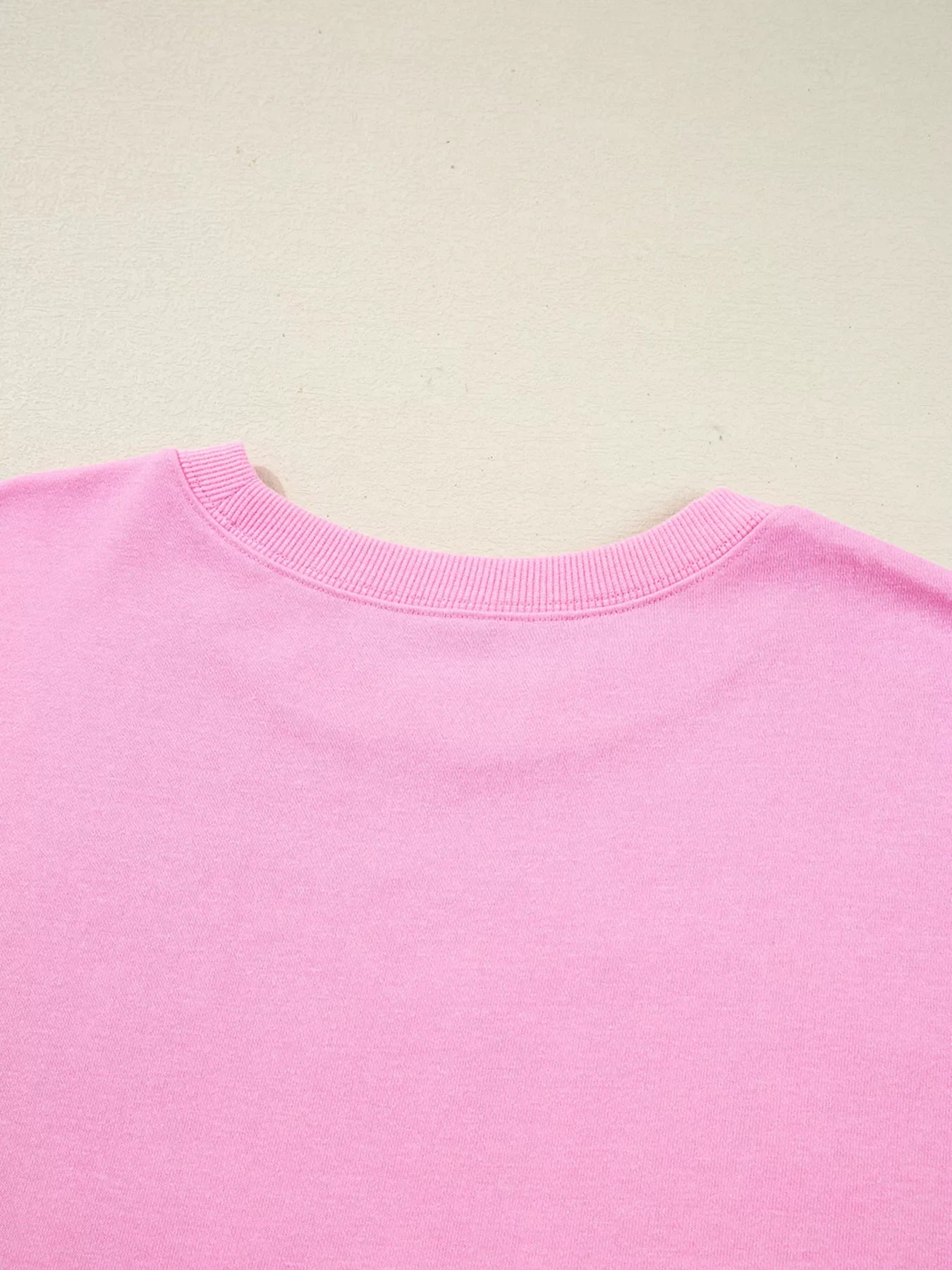 Paillettenbesetztes Sweatshirt mit XOXO-Schriftzug, sichtbaren Nähten und lockerer Passform