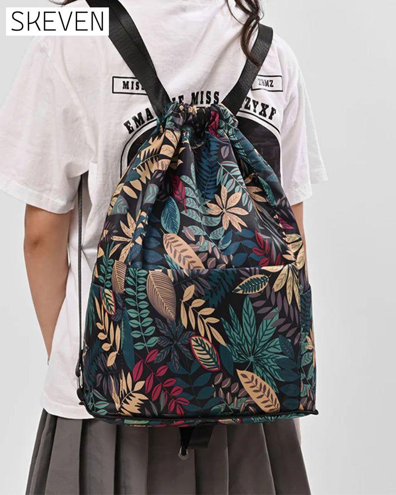 Schultertasche im Ethno-Stil mit Kordelzug