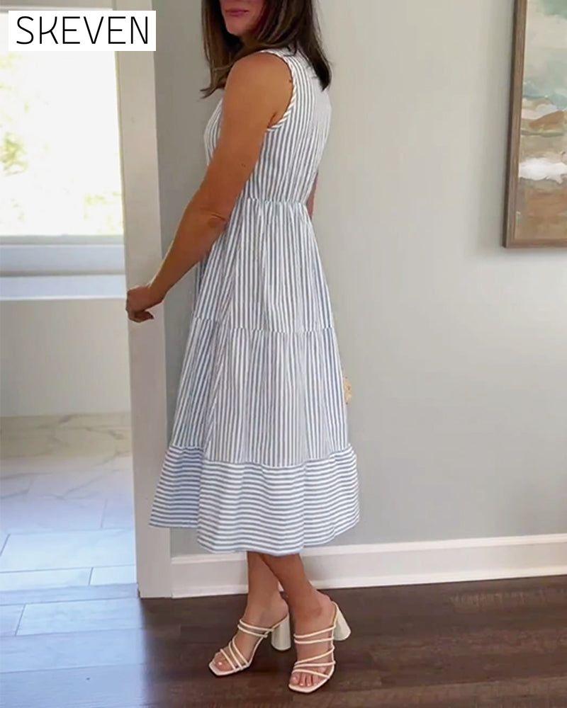 Ärmelloses Kleid mit Nadelstreifenmuster und Knöpfen