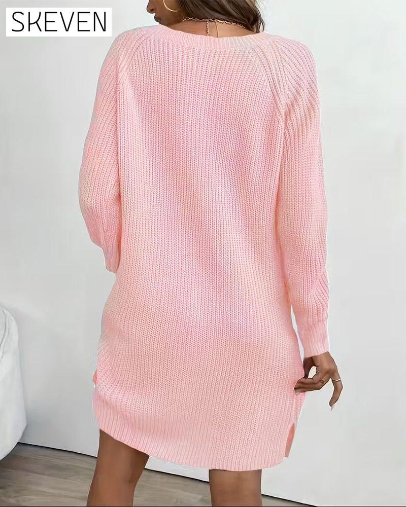 Modisches Strickkleid mit Knopfleiste und V-Ausschnitt
